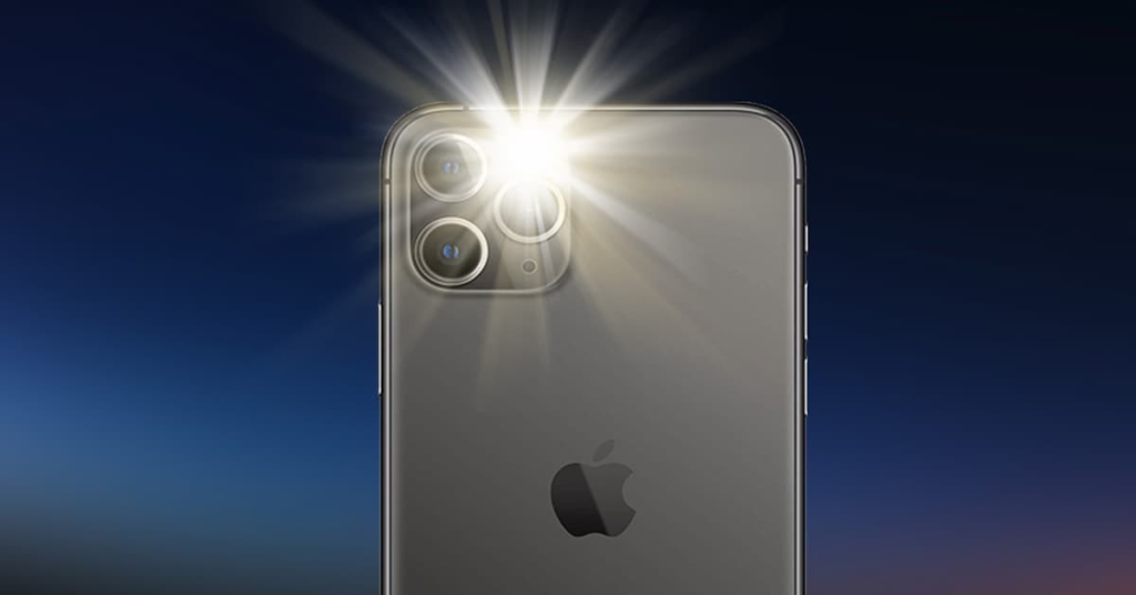 Bật đèn flash trên điện thoại và chiếu vào những vị trí đáng ngờ