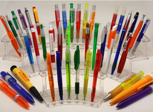 Bút bi có nhiều loại như bút bi bấm, bút bi xoay,....
