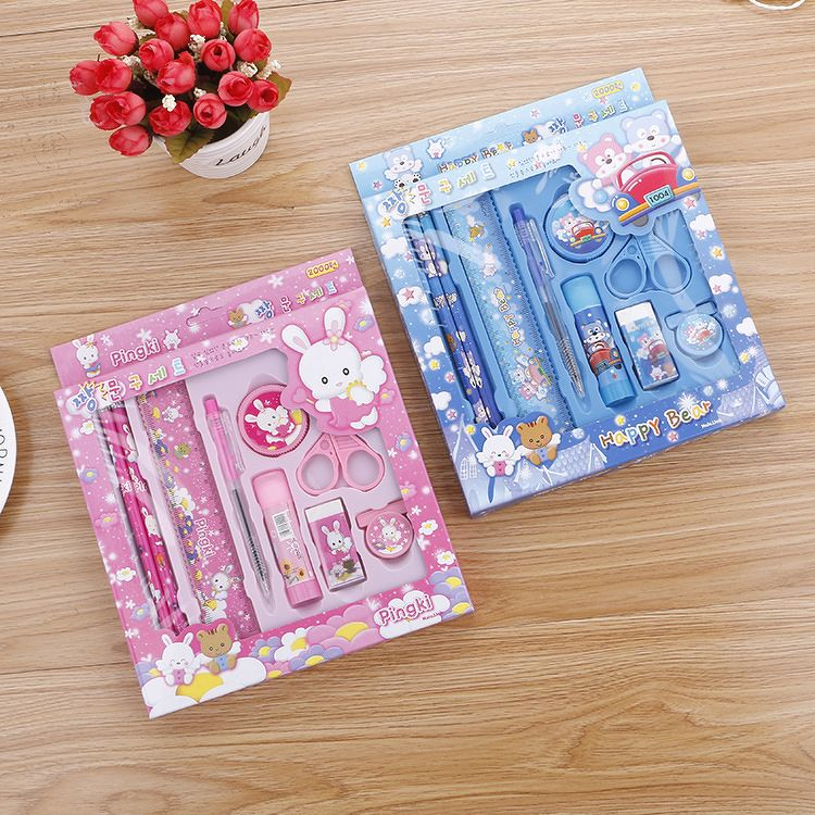 Một bộ dụng cụ học tập chuẩn sẽ bao gồm bút viết, bút chì, gôm
