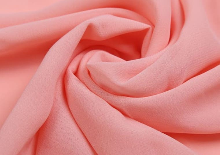 Vải chiffon thường được sử dụng để làm váy, áo, khăn choàng cổ 