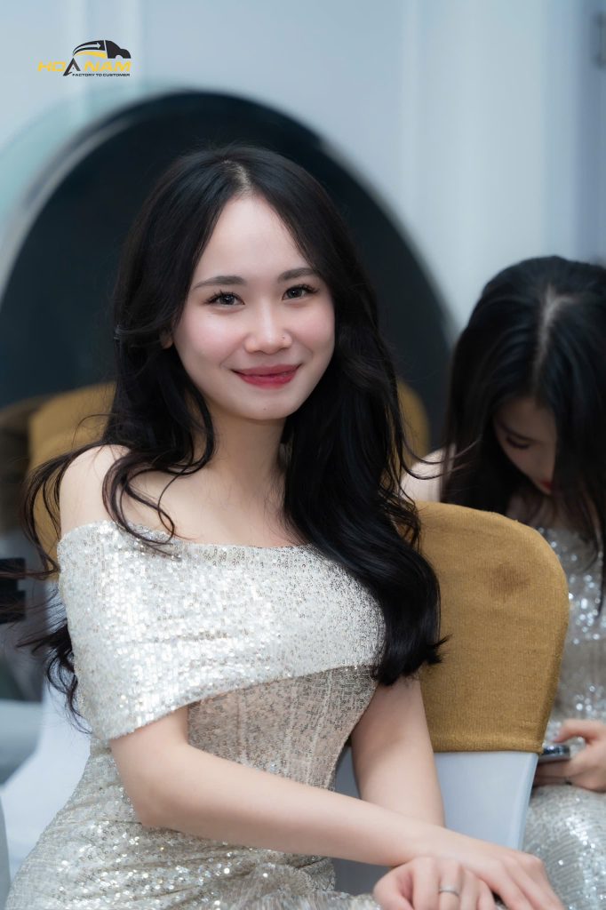 Hoàng Thu Phương luôn đặt lợi ích của khách hàng lên hàng đầu. Lắng nghe nhu cầu, tìm ra giải pháp tối ưu và đồng hành cùng khách hàng trong suốt quá trình nhập hàng. Đồng thời cô cũng không ngừng học tập cải thiện kĩ năng để hoàn thiện bản thân hơn